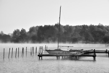 Morning fog at the lake of absolute silence / Der Nebel stieg aus dem See, das Boot lag einsam und verlassen am Steg, so kann ein schöner und ruhiger Tag beginnen