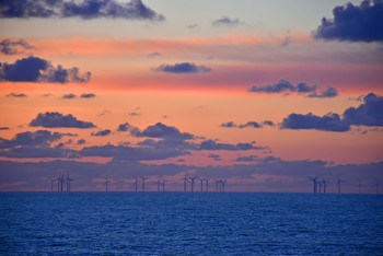 Sunset at the offshore wind farm / Natur und Technik vereint, ergeben eine gute Mischung für ein Bild