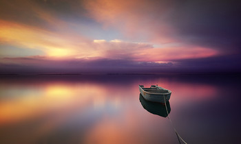 Barca solitaria / Ultime luci di un tramonto sul Mare Adriatico.