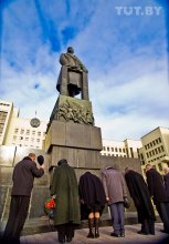 And bowed his head in front of a great leader / ***