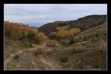 Autumn path in the mountains / ***