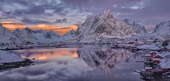 Lofoten / Kurz vor Sonnenaufgang in Reine auf den Lofoten Norwegen