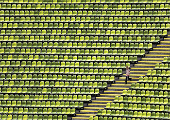 Kleiner Junge im grossen Stadion / kleiner Junge ganz allein im großen Münchner Olympia Stadion.