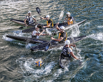 Canoe polo / I have in the harbor basin of Sadt Syracuse (Sicily) photographed this very fast sports.