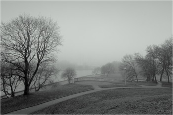 City in the fog / ***