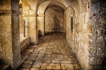 Jerusalem Courtyard / ***