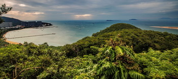 All covered with greenery ... / island in Hainan.