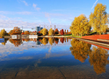 Autumn City Reflections / Ein ruhiger Herbsttag in Wolfsburg mit einer sehenswerten Spiegelung