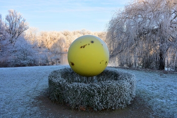 Yellow ball in winter landscape / Diese gelbe Kugel soll die Sonne darstellen, sie steht bei uns im schönen Allerpark an einem See