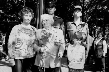 * * * / Veterans of the Second World War
May 9, 2019. MoscowStreet. Garden «Hermitage».
Camera: Nikon Lite Touch Zoom 120 ED (AF)
Film: Agfa Aviphot Pan 200 [at ISO100]
Scanner: Noritsu HS-1800 Film