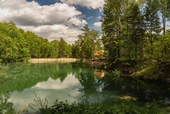 Haus am See / Kleine Hütte an einem einsamen Waldsee