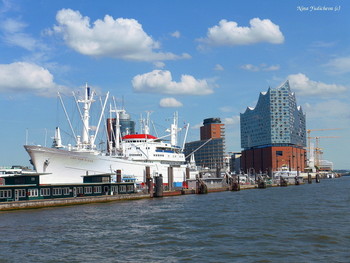 Hafen Hamburg. CAP SAN DIEGO &amp; Elbphilarmonie / ***