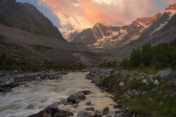 Dawn in the mountains / ***