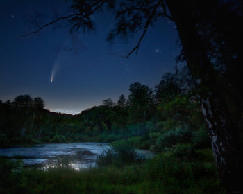 Comet Neowise on 2020.07.14-15 / Shot near Novosibirsk, 10 km from its limits. Combination of 30 frames. Below the comet, noctilucent clouds are visible (~70 km above surface).