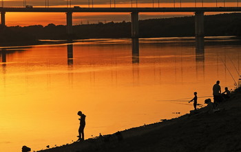 Fishing at sunset / ***