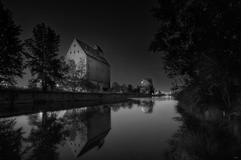 Hafen / Getreidesilos im Hafen bei Nacht.