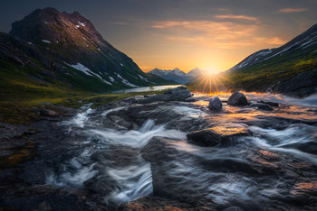 Morning Bliss / Our son and I waited the entire night for the sun to rise, and at 4:15 in the morning we were rewarded. Romsdalen, Norway, medio June 2020