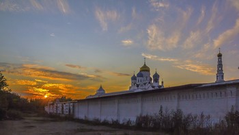 The walls of the monastery / ***