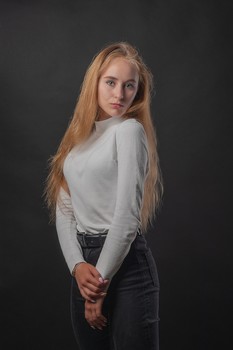 Portrait of a girl / ***