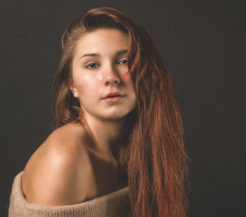 Portrait of a girl / ***