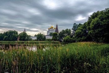 The walls of the monastery / ***