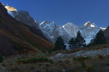Dawn in the mountains / ***