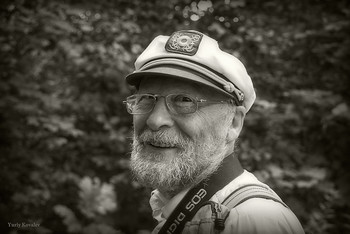 Captain / ***