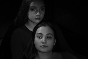 Sisters / ***