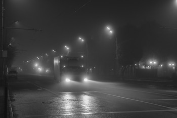 &nbsp; / Street in the misty night///