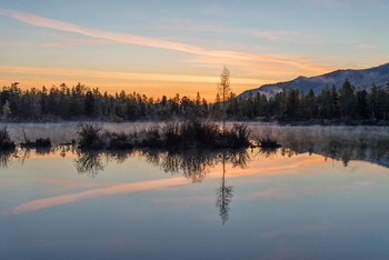 Dawn on the lake. / ***