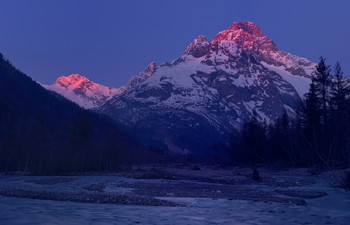 Dawn in the mountains / ***