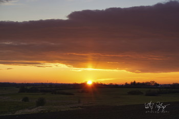 Ein weiterer Sonnenuntergang wartet auf die Nacht / Ein Sonnenuntergang.