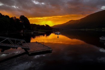 Sonnenaufgang im Fjord / Aufgenommen während eines Angelurlaubes in Norwegen.