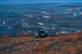 Between light and shadow / ***