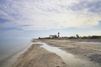 Allein. Aber ich werde meinen Weg finden. / Ein Strand mit Leuchtturm.