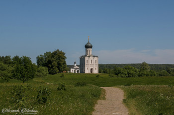 The road to the temple. / ***