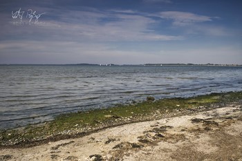 Wellen, Wasser, Wolken und Sommer / Ein Strand an der Ostsee.