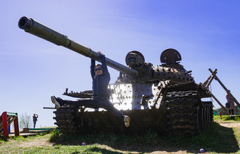 Tank / https://vk.com/e.vaguro

https://www.instagram.com/vaguro_v_u_v/

https://web.facebook.com/evgeniy.vagouro

https://www.pexels.com/ru-ru/@10472344