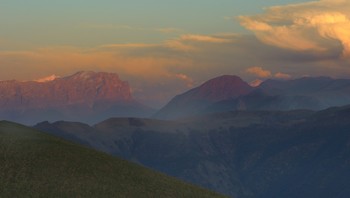 Sunset in the mountains / ***