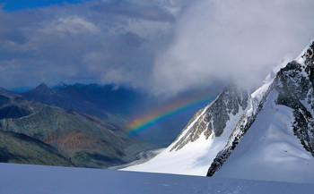 Rainbow over the glacier Mensu / ***