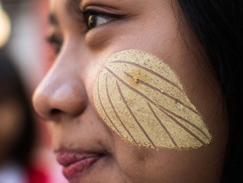 Chica con hoja de tanaka / Bagan 2019