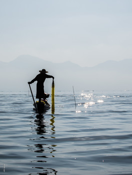 Pescando en el lago Inle / Pescando por la mañana en el lago Inle. Diciembre 2019.