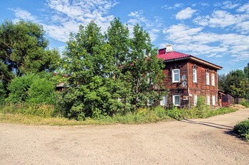 House on the Embankment / ***