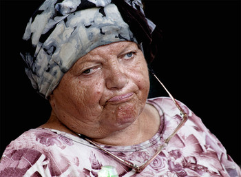 Portrait of old woman / ***