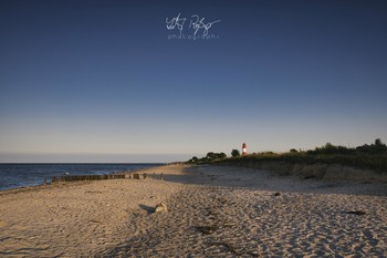 Weiter Strand / Ein Strand mit Leuchtturm