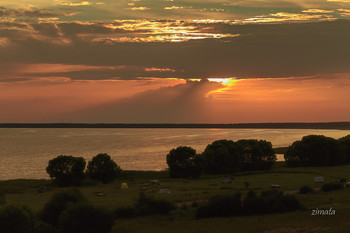 Sunset over the lake / ***