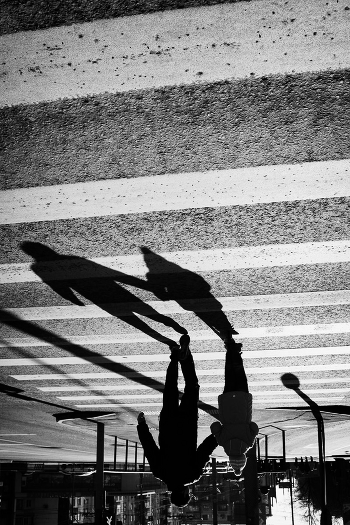 Together cheerfully to walk