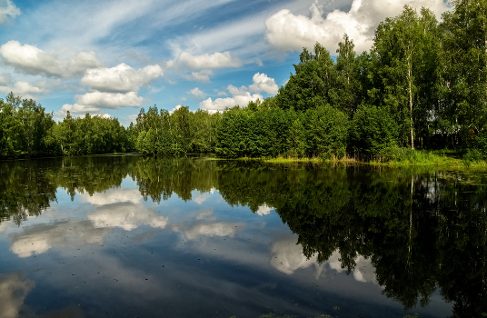 В воду смотрятся облака. 2