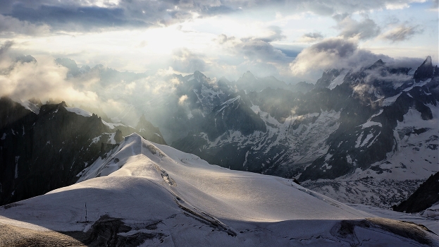 Вид с Aiguille du Midi 3842 м. , утро оживает ...