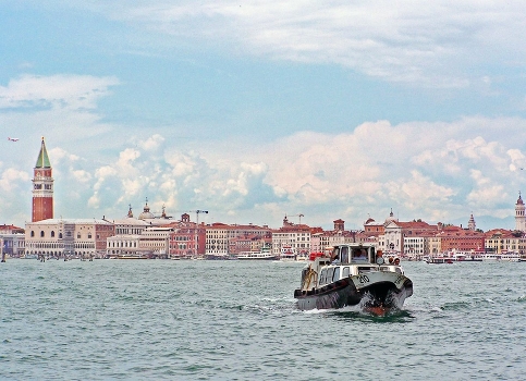 Город на море